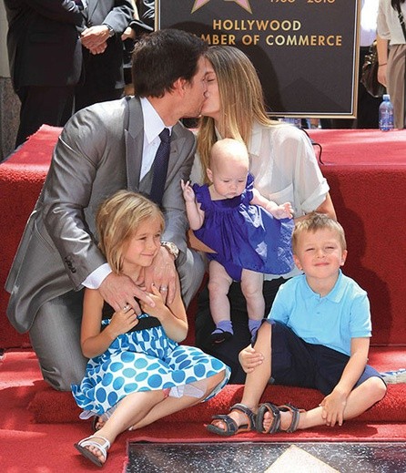 Mark Wahlberg lubi fotografować się z całą rodziną. Na zdjęciu z żoną, modelką Rheą Durham, i dziećmi w hollywodzkiej Alei Gwiazd 