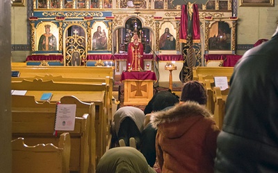 W czasie Wielkiego Postu wierni kłaniają się nisko w czasie liturgii dotykając,  samej ziemi 