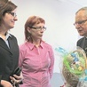 Duszpasterz z Anną Herman-Latos i Beatą Jeziorską, zajmującymi się Programem Aktywności Lokalnej w Biskupicach