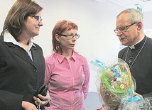 Duszpasterz z Anną Herman-Latos i Beatą Jeziorską, zajmującymi się Programem Aktywności Lokalnej w Biskupicach