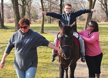 Wiktorowi jazda na koniu pomaga rehabilitacji i sprawia dużo radości