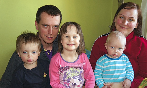 Agnieszka i Paweł Porczykowie z (od lewej) Frankiem, Klarą i Antkiem