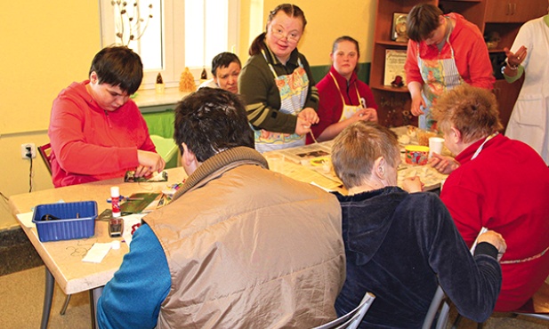  Mieszkanki DPS podczas warsztatów terapii zajęciowej