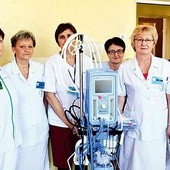 Personel oddziału neonatologicznego prezentuje zestaw „Infant Flow”