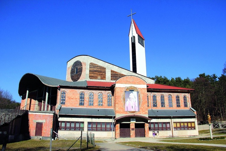 Nowy kościół we Wrzeszczu uznawany jest za „następcę” starego, istniejącego od 1929 r., kościoła brętowskiego, który nie mieścił wszystkich wiernych i został rozebrany w 1988 roku 