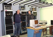 Piotr W. Fuglewicz (z lewej) i Krzysztof Chwałowski przy oryginalnych komputerach PRS z lat 70. ub. wieku