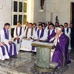 Styczeń 1990 r. Msza św. w kaplicy papieskiej