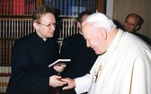 Styczeń 2000 r. Audiencja dla księży studentów rzymskich uczelni. Z Janem Pawłem II rozmawia Ks. Jacek Kucharski
