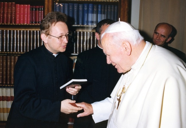Styczeń 2000 r. Audiencja dla księży studentów rzymskich uczelni. Z Janem Pawłem II rozmawia Ks. Jacek Kucharski