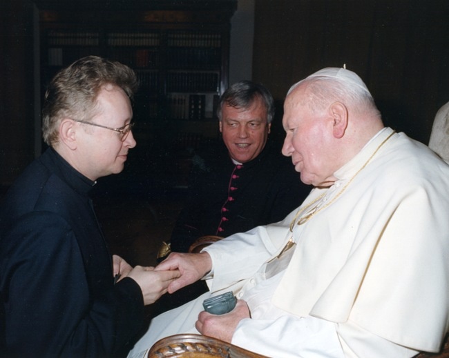 Styczeń 1998 r. Audiencja dla księży studentów rzymskich uczelni. Z Janem Pawłem II rozmawia Ks. Jacek Kucharski