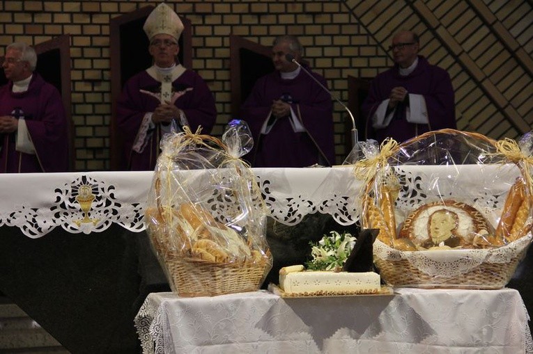 Msza św. w intencji pracodawców, pracowników, ich rodzin oraz uczniów.