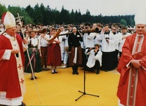 Bp Tadeusz Rakoczy wita papieża Jana Pawła II na Kaplicówce w maju 1995 r. - jedno z najważniejszych wydarzeń 22-lecia