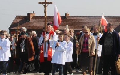 Na czele uczestników obozowej Drogi Krzyżowej z krzyżem szedł ks. prał. Władyslaw Zązel, diecezjalny duszpasterz trzeźwości