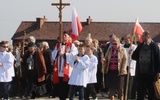 Na czele uczestników obozowej Drogi Krzyżowej z krzyżem szedł ks. prał. Władyslaw Zązel, diecezjalny duszpasterz trzeźwości