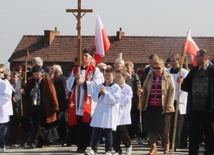 Na czele uczestników obozowej Drogi Krzyżowej z krzyżem szedł ks. prał. Władyslaw Zązel, diecezjalny duszpasterz trzeźwości