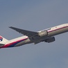 Boeing 777-200 LR o numerze 9M-MRO należący do Malaysia Airlines. To właśnie ta maszyna zaginęła (zdjęcie z 2012 r.)