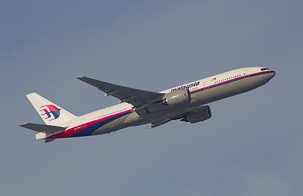 Boeing 777-200 LR o numerze 9M-MRO należący do Malaysia Airlines. To właśnie ta maszyna zaginęła (zdjęcie z 2012 r.)