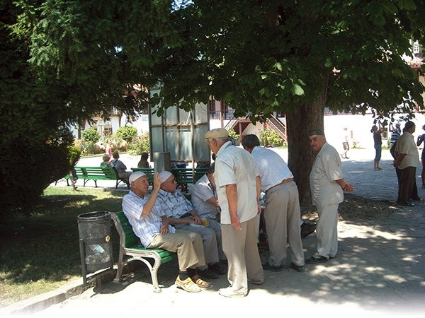 Tatarzy w Bachczysaraju w oczekiwaniu na południową modlitwę.