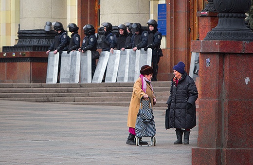 Siedziba władz obwodu  charkowskiego pilnowana  przez milicję po niedawnych  zamieszkach i walkach między prorosyjskimi i nacjonalistycznymi bojówkami 