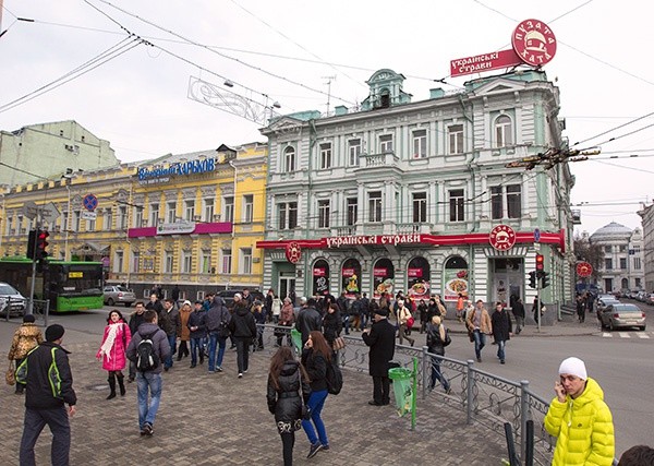 Centrum Charkowa z ukraińską restauracją w tle 