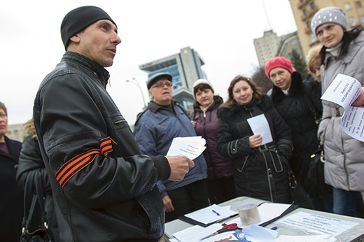 – Ja jestem ruski człowiek – mężczyzna z opaską, symbolizującą prorosyjskie siły, namawia mieszkańców Charkowa do podpisywania wniosku o referendum za „federalizacją” Ukrainy