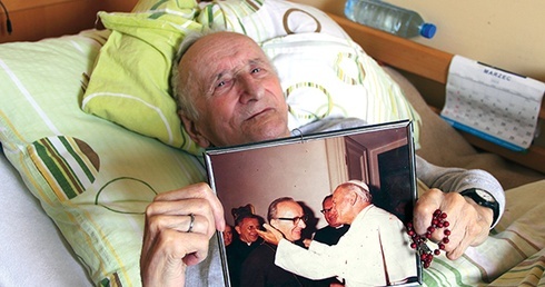   Ks. Franciszek w swoim pokoju trzyma cenne pamiątki – zdjęcia ze spotkań z bł. Janem Paweł II. To, które trzyma w ręku, zrobione zostało 10 sierpnia 1980 r.