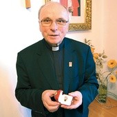  Ks. prał. Tadeusz Juchas trzyma w rękach pierścień papieski  bł. Jana Pawła II, który w dzień kanonizacji zostanie umieszczony  obok berła figury Matki Boskiej Ludźmierskiej
