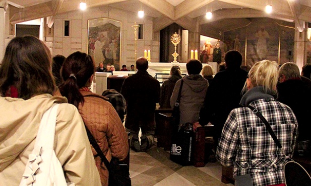 Uczestnictwo w ruchu „Adoremus” to trwanie na adoracji Najświętszego Sakramentu i troska o osobisty rozwój 