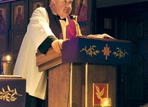  Jedno z wielkopostnych czuwań prowadził ks. Grzegorz Gołąb, proboszcz parafii św. Stanisława w Skierniewicach 