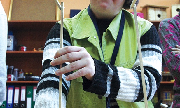 Latawce powstają na stole warsztatowym we Lwówku Śląskim. Budują je niepełnosprawni ze swoimi instruktorami