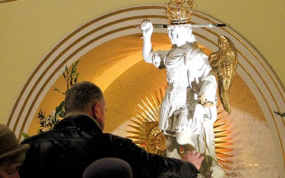Peregrynacja figury została zainicjowana w związku z obchodami 100-lecia Zgromadzenia św. Michała Archanioła (michalitów) 
