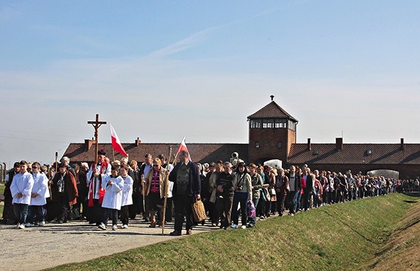 Spod obozowej Bramy Śmierci wyruszyły tłumy modlących się o trzeźwość swoją i innych