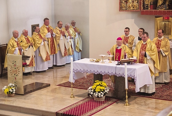 Uroczystej Mszy św. w święto  patronalne „Hosianum” przewodniczył abp Edmund Piszcz