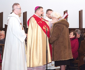  Redditio Symboli poprzedza obrzęd effatha, gdy kapłan kreśli  na uszach i ustach wybranego do złożenia wyznania wiary znak krzyża