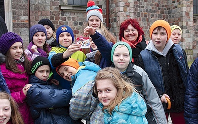  Uczniowie klasy V ze Szkoły Podstawowej nr 6 w Płocku włączają się w wielkopostną akcję Caritas