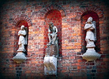 Figura Chrystusa Frasobliwego i aniołów opłakujących Mękę Pańską w niszach muru muzeum diecezjalnego, tuż obok płockiej katedry