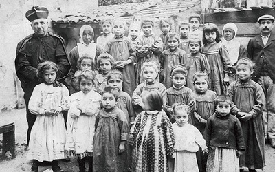  Ks. Franciszek Maria di Francia z dziećmi, które powierzał opiece sióstr.