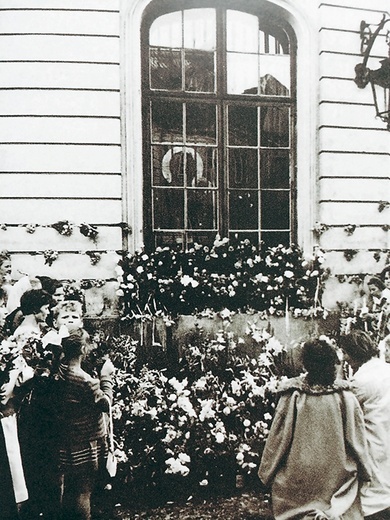 Aresztowany przez milicję obraz w archikatedrze warszawskiej, czerwiec 1966 r. P