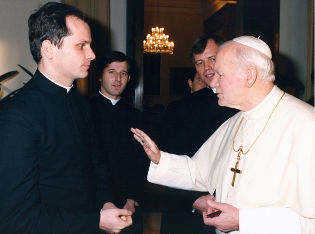 Styczeń 1992 r. Audiencja dla księży studentów rzymskich uczelni. Z Janem Pawłem II rozmawia Ks. Jarosław Wojtkun