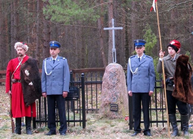 Wartę honorową przy powstańczej figurze zaciągnęli przedstawiciele policji i grup rekonstrukcyjnych