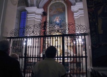 Adoracja Najświętszego Sakramentu w kaplicy bazyliki katedralnej w Łowiczu