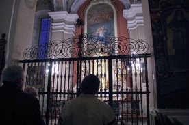 Adoracja Najświętszego Sakramentu w kaplicy bazyliki katedralnej w Łowiczu
