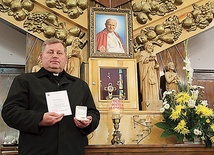 Proboszcz ks. Zdzisław Madzio z relikwiami Jana Pawła II