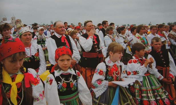 Wielu wiernych na spotkanie z papieżem przybyło w strojach łowickich