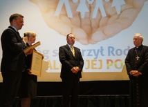 Bp. łowicki Andrzej F. Dziuba został uhonorowany tytułem Ambasadora Życia i Rodziny