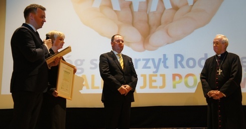 Bp. łowicki Andrzej F. Dziuba został uhonorowany tytułem Ambasadora Życia i Rodziny