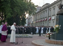 W czasie IV pielgrzymki do ojczyzny 7 i 8 czerwca 1991 r. Jan Paweł II przebywał w Płocku. Papieska katecheza i modlitwa była wypowiedziana również przy pomniku abp. Antoniego Juliana Nowowiejskiego, w pobliżu seminarium duchownego