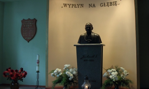 Miejsce pamięci poświęcone Janowi Pawlowi II na korytarzu szkoły w Bedlnie