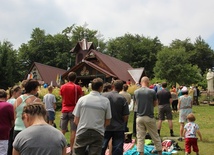 Wokół kalicy na papieskim Groniu od lat gromadzą się liczni turyści i pielgrzymi