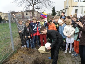 Zakopali kapsułę czasu na... placu szkolnym